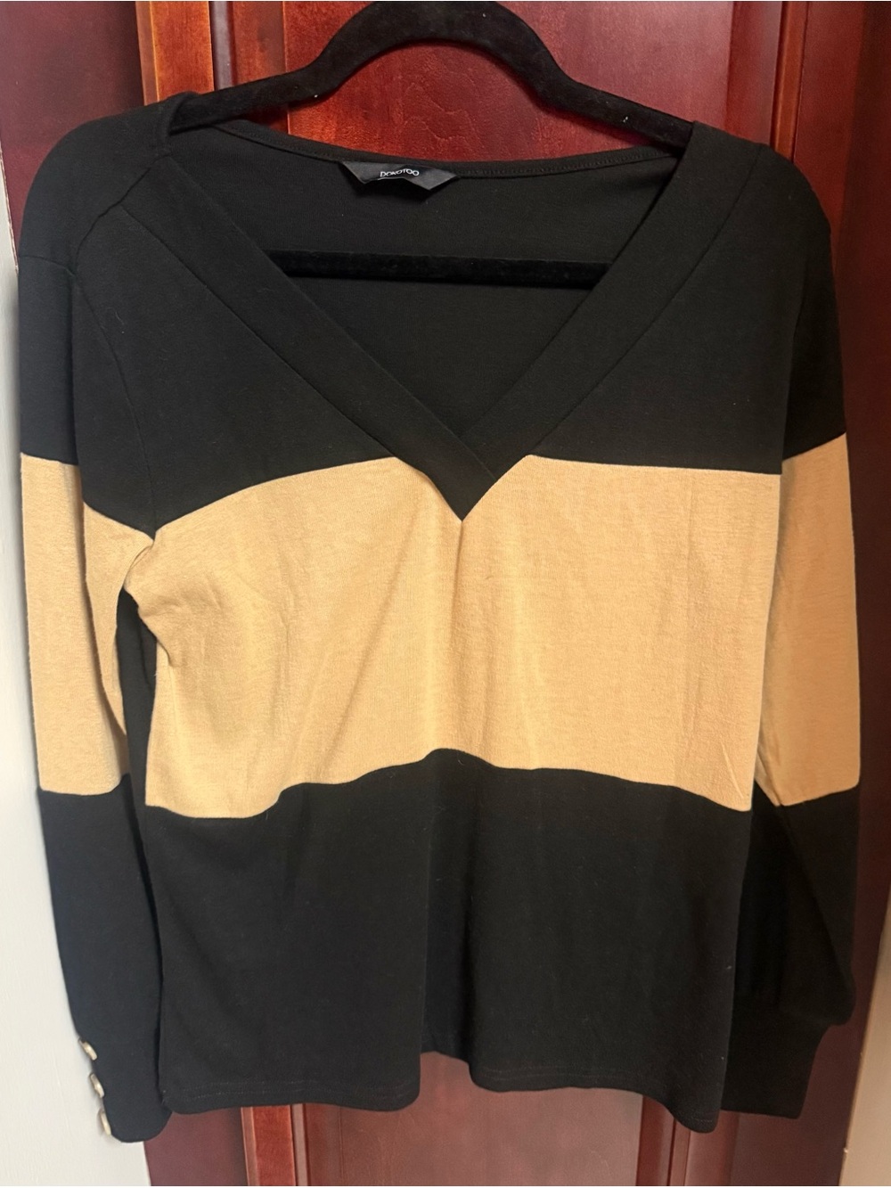 EUC Dokotoo Color Block V-Neck Knit Top Black/Tan Size Medium